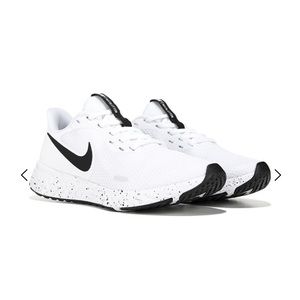 Nike Revolution 5 Women’s size 6 - VERY lightly worn